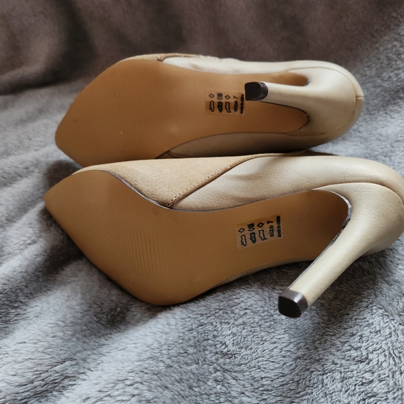 NWOT Woman's Heel/Boot Shoes Size 7 - Picture 4 of 4